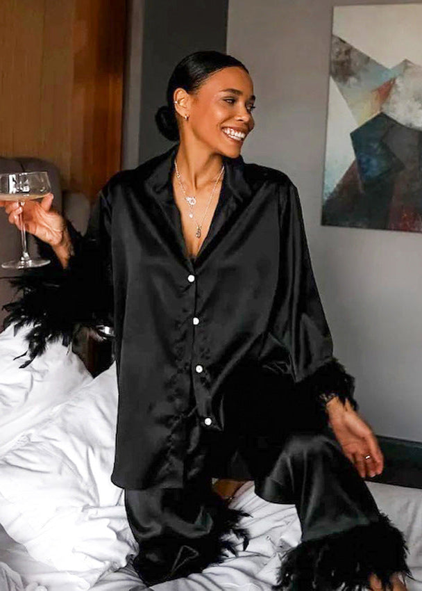 Ensemble Luxe Satin à Bordure de Plumes