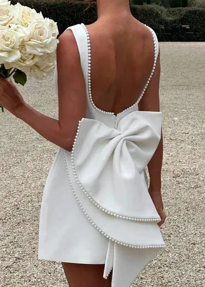 Robe Mini à Dos Nœud Bordée de Perles - Élégance Chic