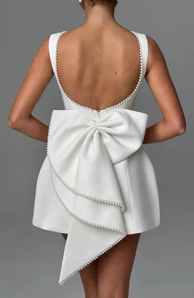 Robe Mini à Dos Nœud Bordée de Perles - Élégance Chic