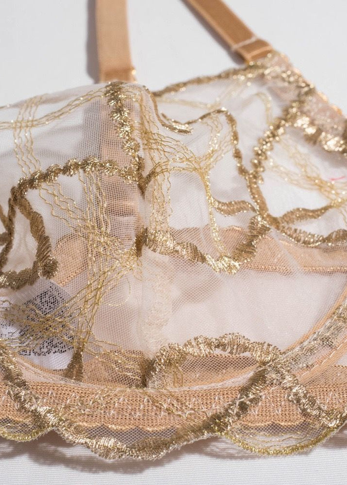 Conjunto de lencería de tres piezas Golden Lace – sujetador transparente, liguero y tanga
