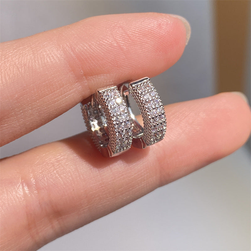 Boucles d'oreilles créoles en zircon pavé radieux