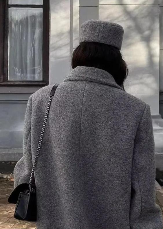 Manteau long en laine boutonné intemporel