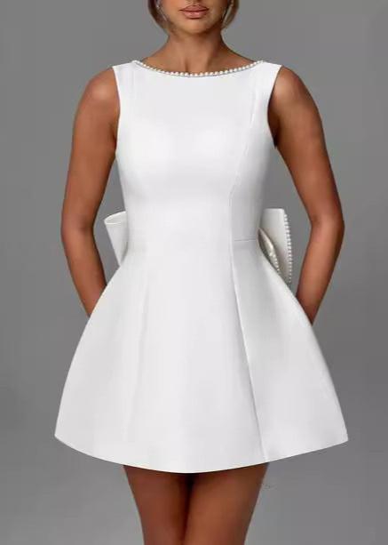 Robe Mini à Dos Nœud Bordée de Perles - Élégance Chic