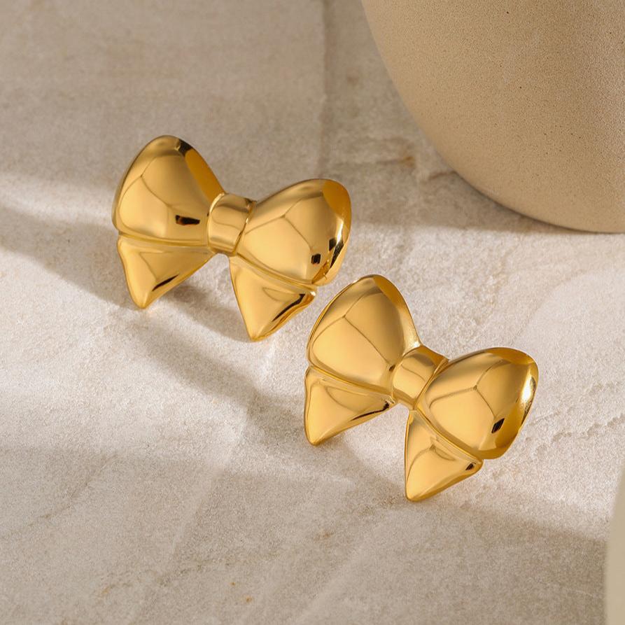 Boucles d'oreilles en or avec un joli nœud