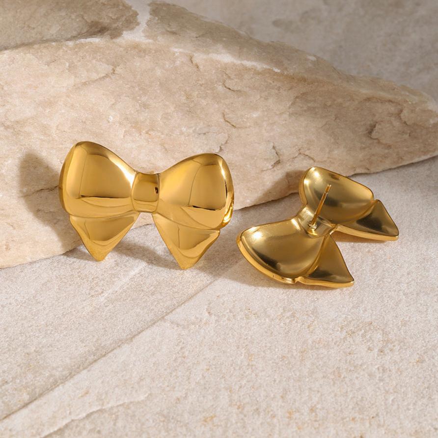 Boucles d'oreilles en or avec un joli nœud