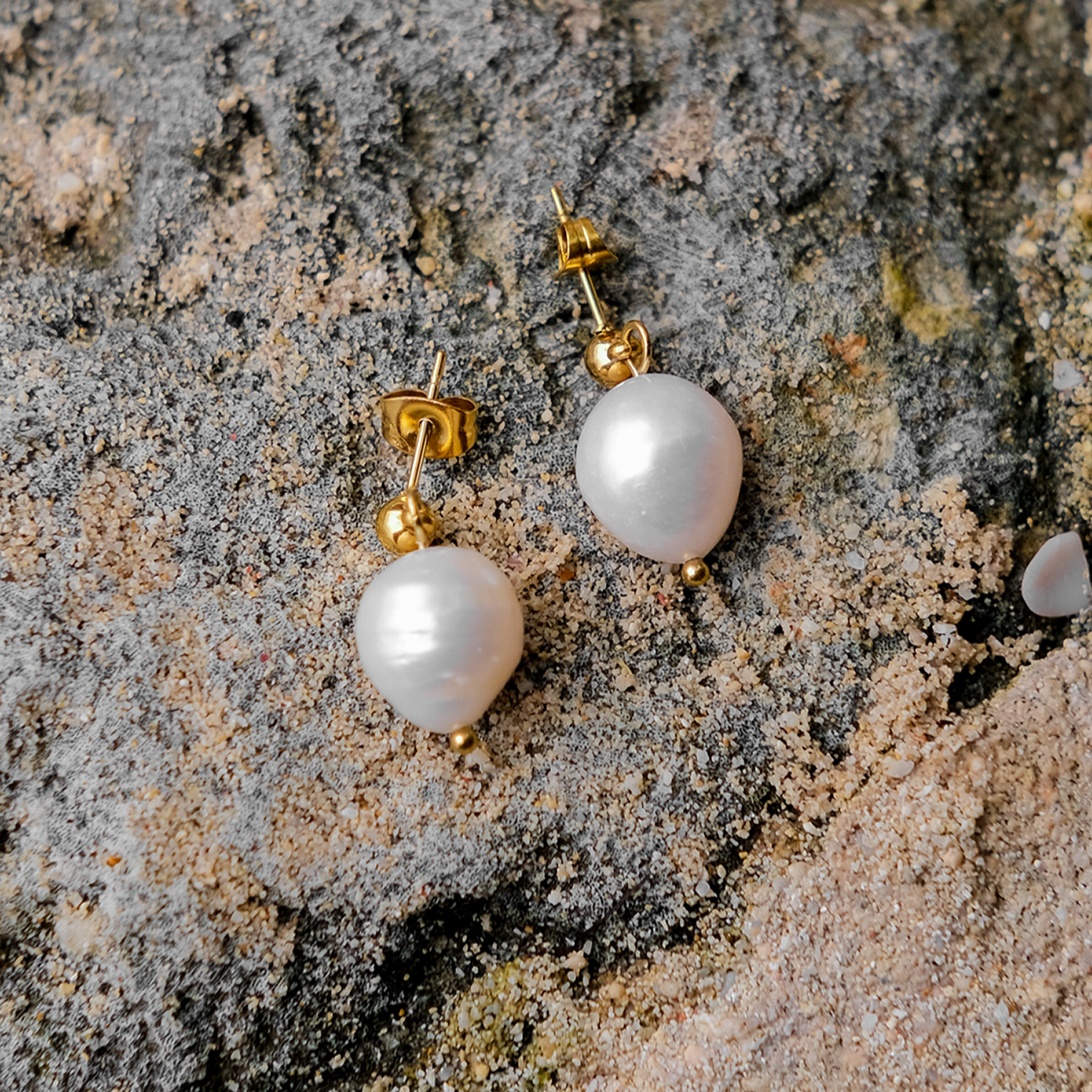Delilah Zoetwater Parel Dangle Oorbellen