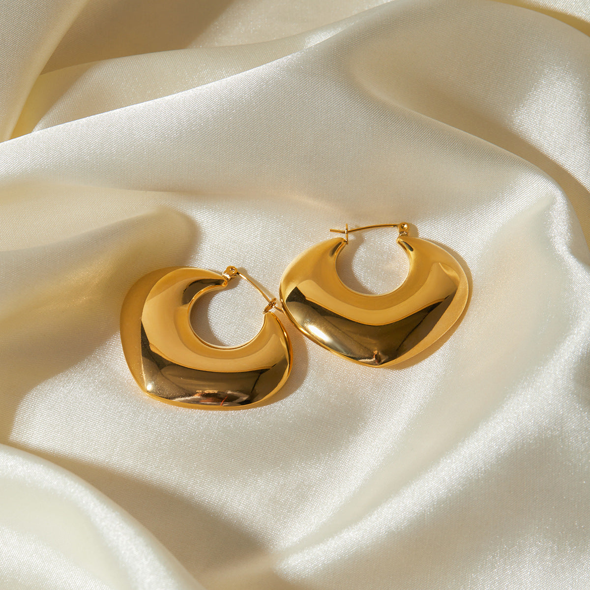 Ember gouden hoepels