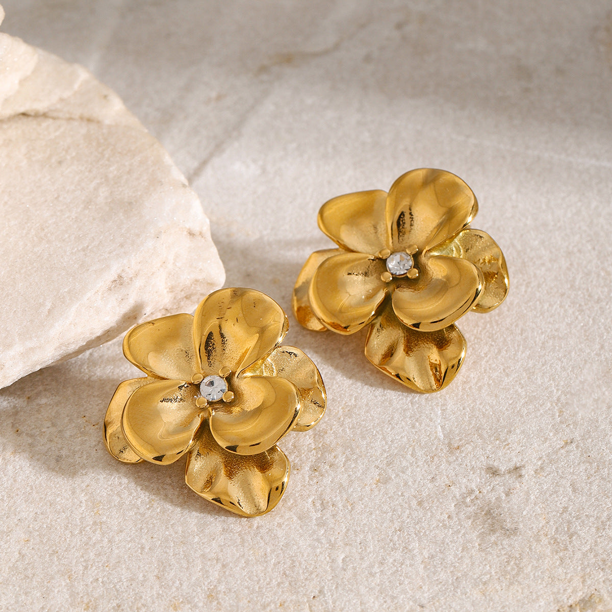 Flora Bloom - Bloemvormige Gouden Stud Oorbellen
