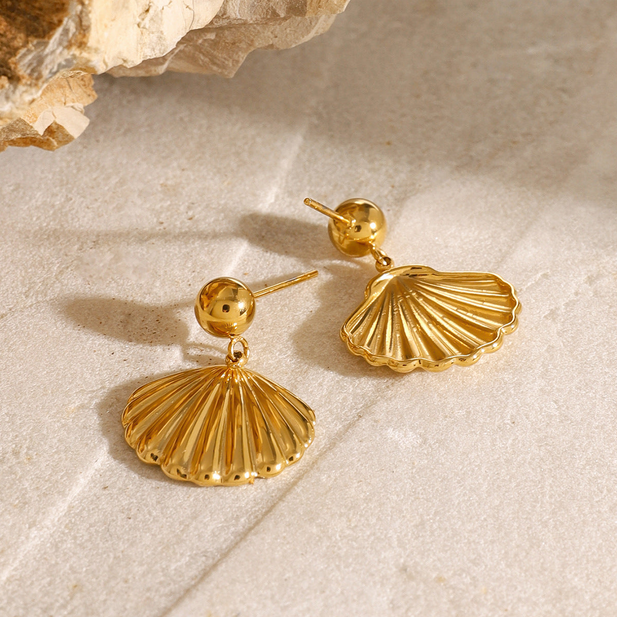 Gouden Schelp Charm Oorbellen