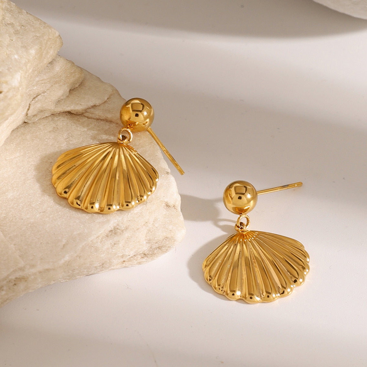 Gouden Schelp Charm Oorbellen