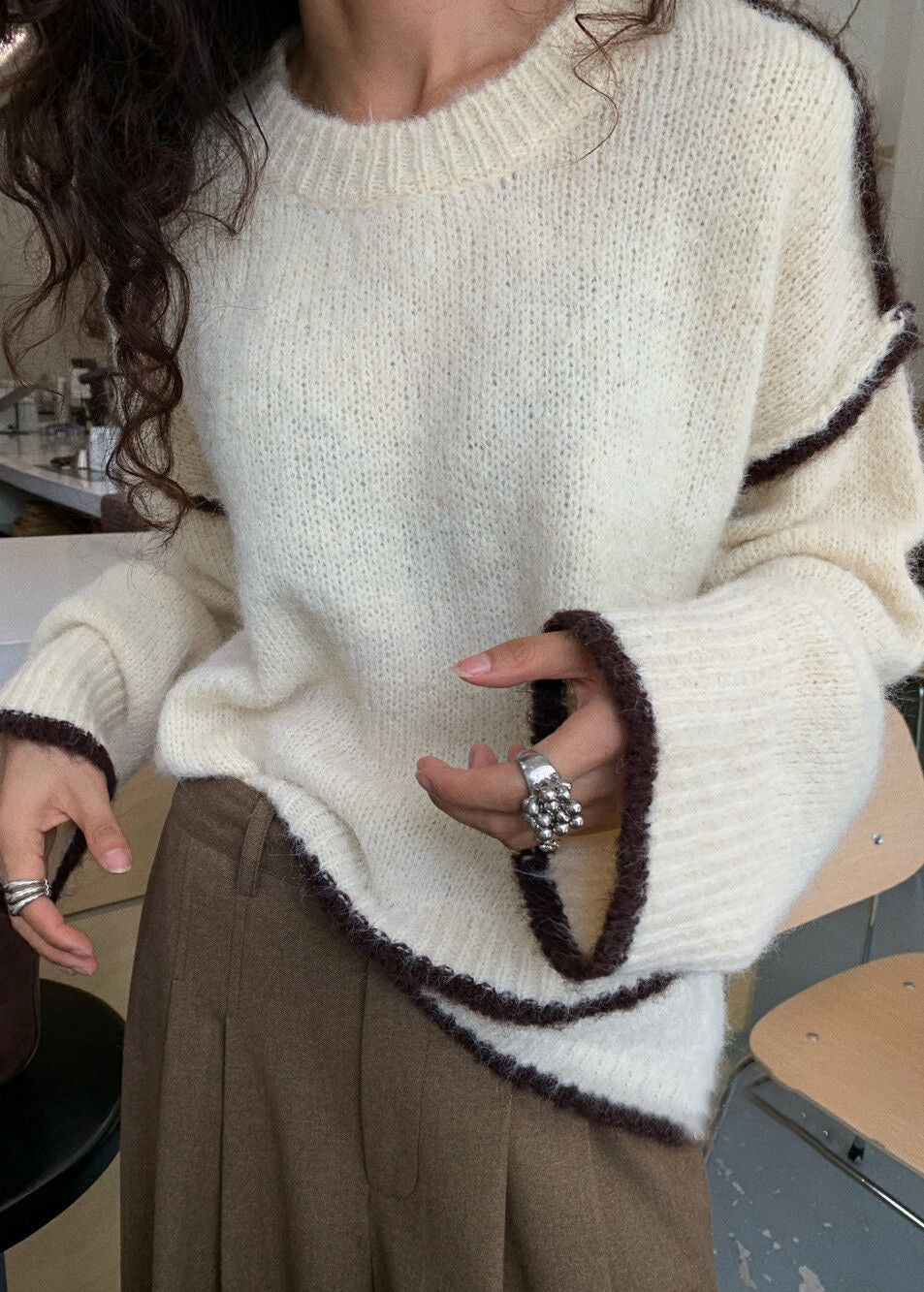 Maglione grigio sfocato con rifiniture a contrasto – Pullover girocollo largo da donna