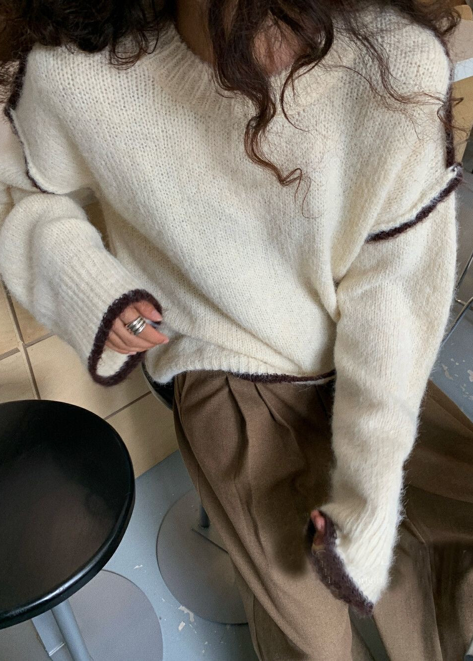 Maglione grigio sfocato con rifiniture a contrasto – Pullover girocollo largo da donna