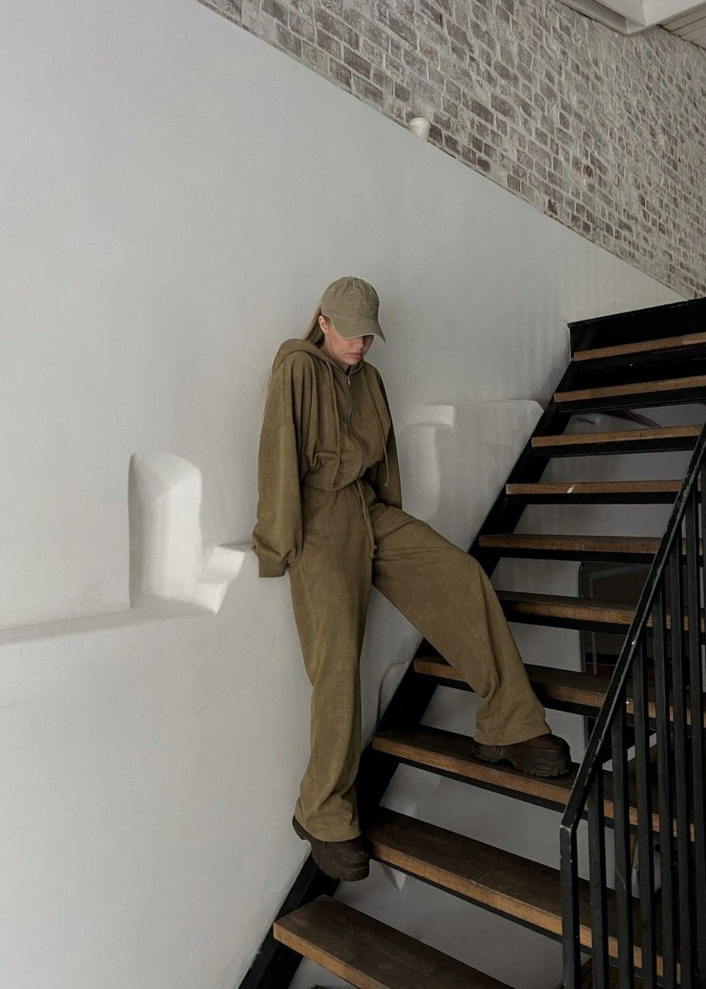 Conjunto de dos piezas con sudadera oversize oliva y pantalones de pierna ancha