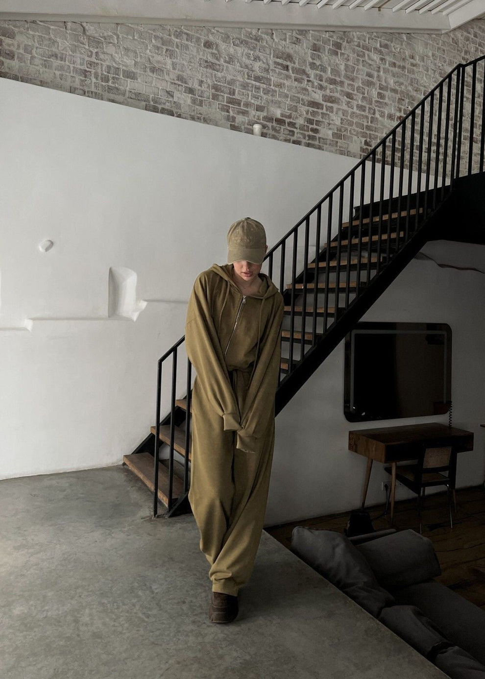 Conjunto de dos piezas con sudadera oversize oliva y pantalones de pierna ancha