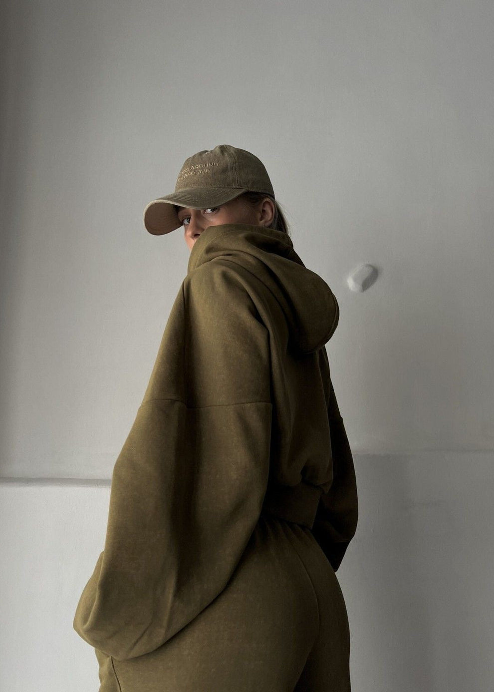 Conjunto de dos piezas con sudadera oversize oliva y pantalones de pierna ancha