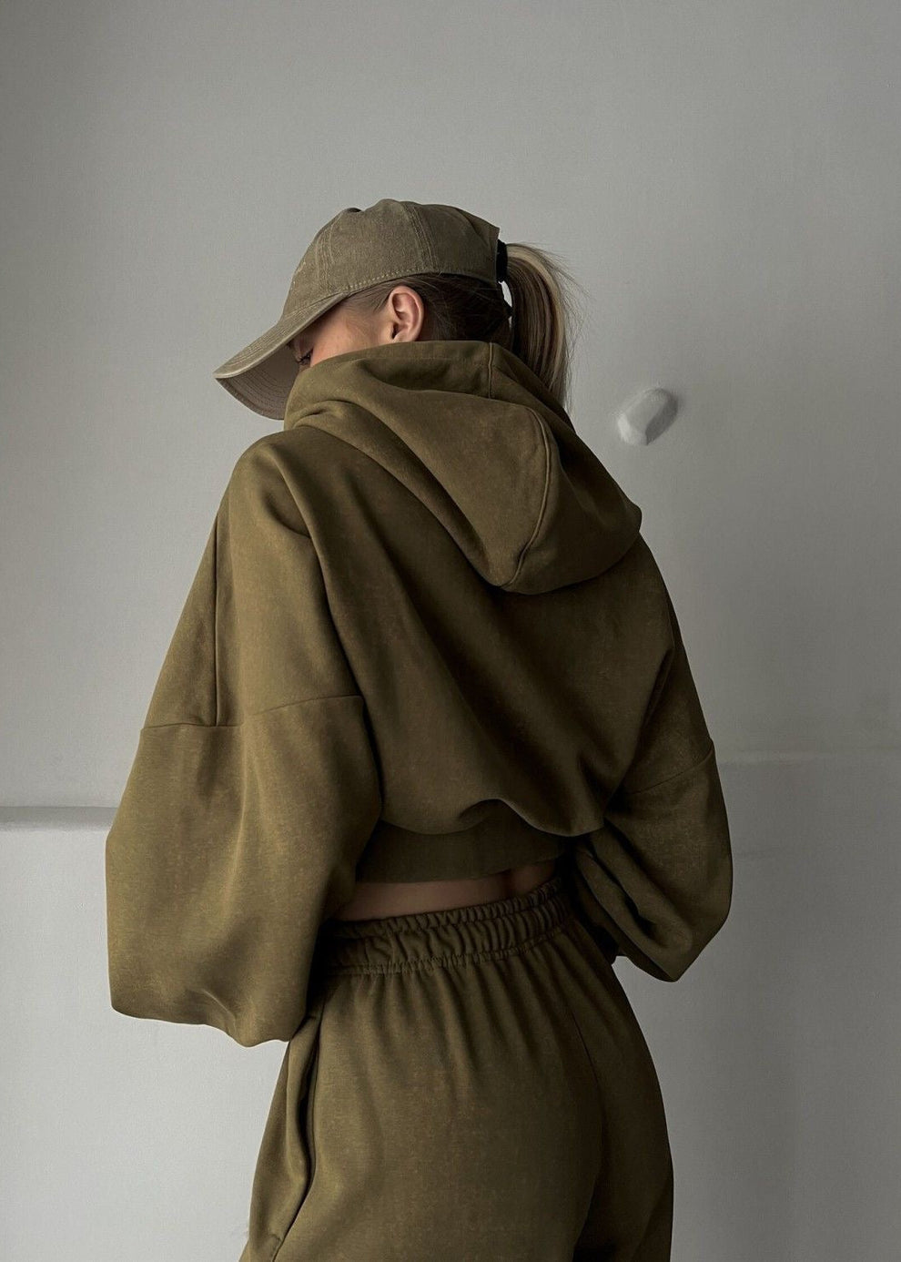 Conjunto de dos piezas con sudadera oversize oliva y pantalones de pierna ancha