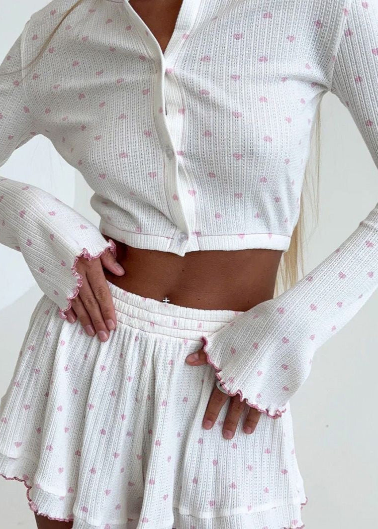 Conjunto de dos piezas de punto Sweetheart – Top de manga larga y shorts acampanados