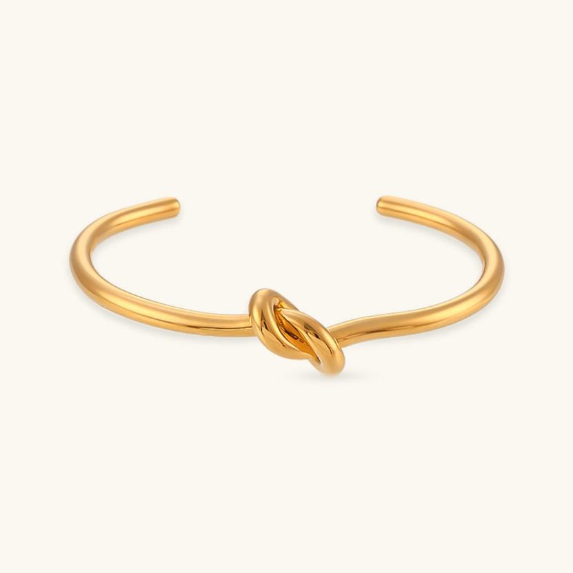 Brazalete de oro con encanto de nudo