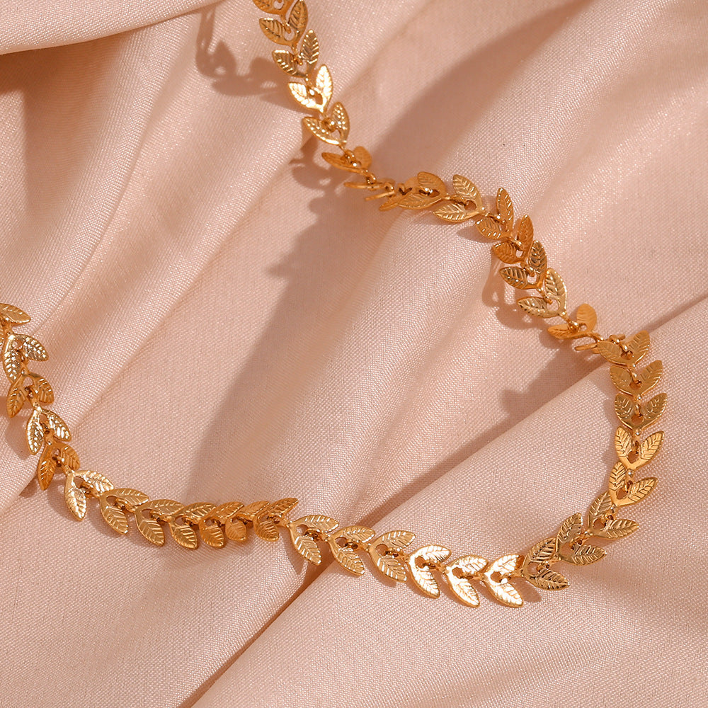 Collar de hoja de laurel dorada