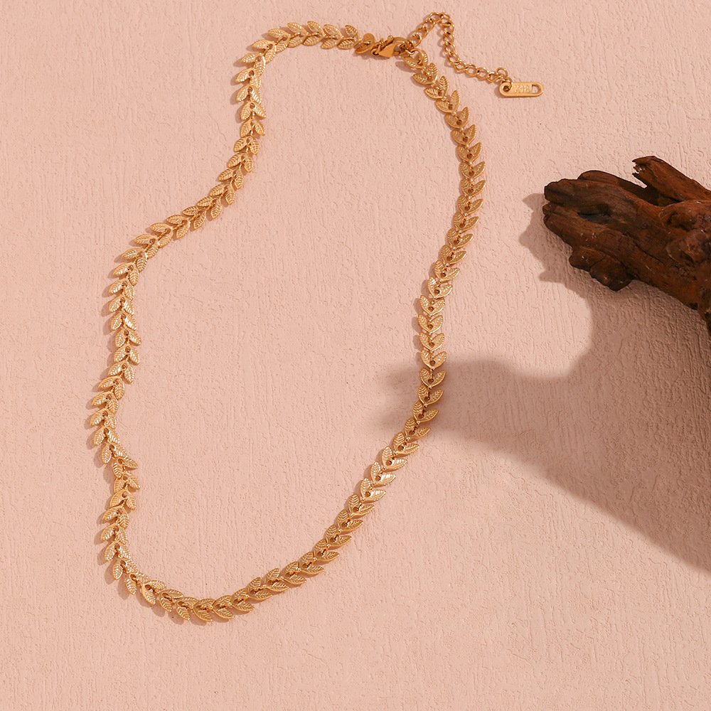 Collar de hoja de laurel dorada