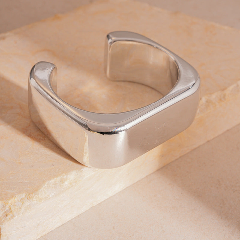 Pulsera cuadrada esculpida – Declaración minimalista audaz