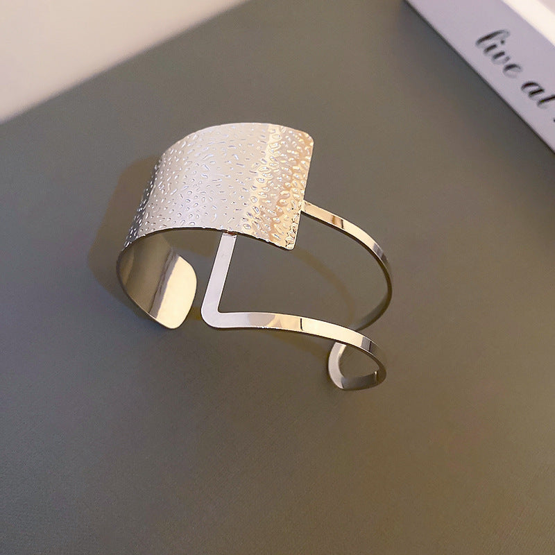 Brazalete abierto geométrico esculpido - Oro texturizado