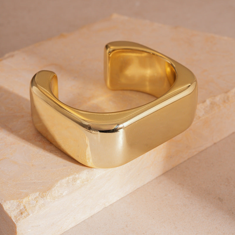 Pulsera cuadrada esculpida – Declaración minimalista audaz