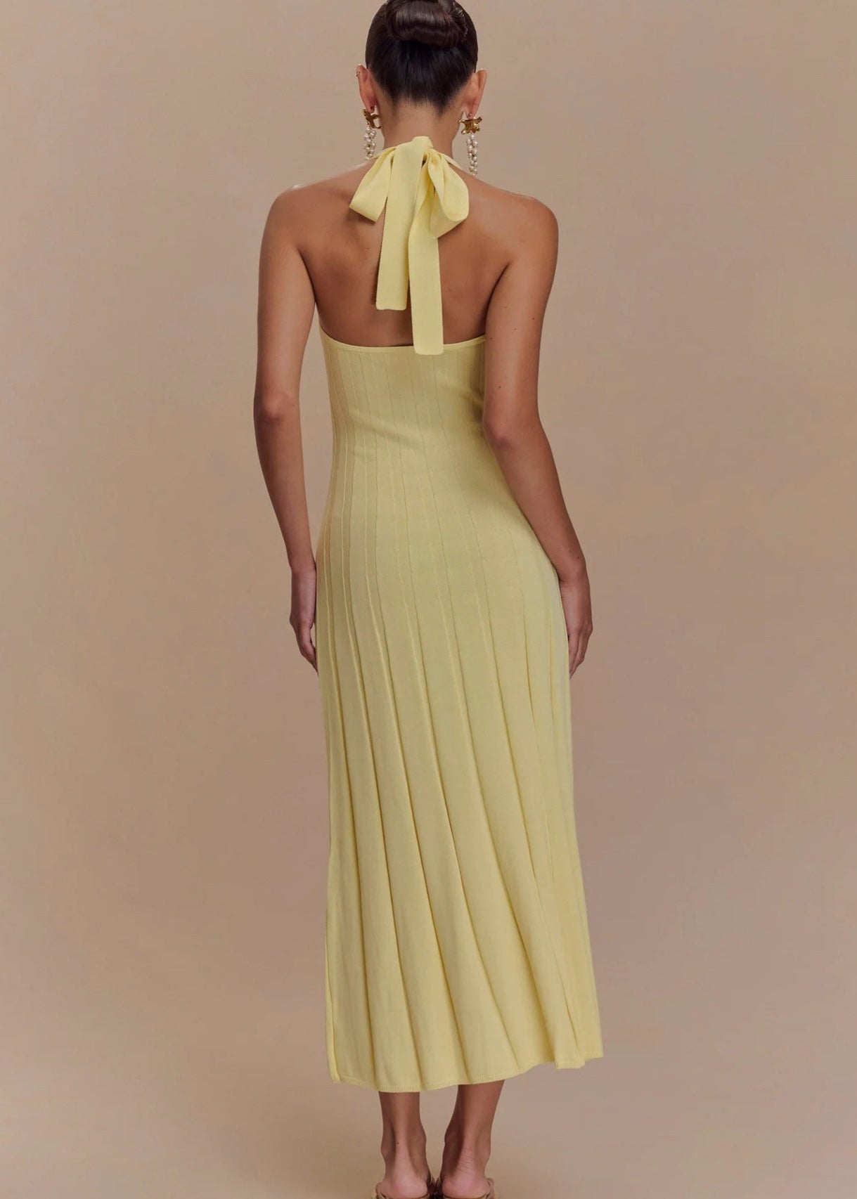 Liora – Robe midi en maille à nouer dans le dos