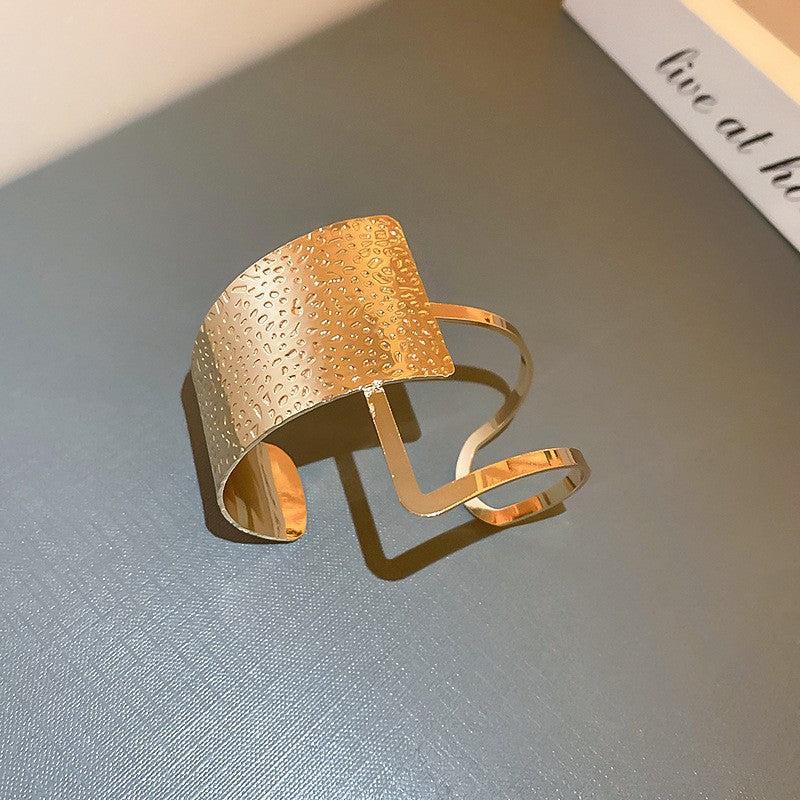Brazalete abierto geométrico esculpido - Oro texturizado