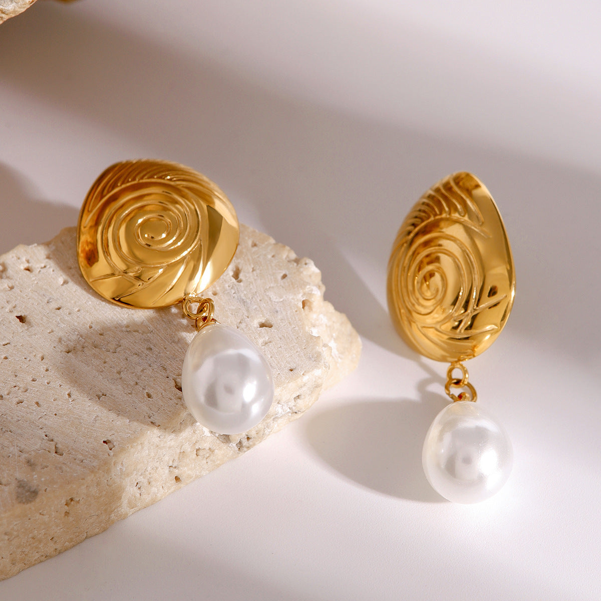 Oceanic Swirl - Gouden Zoetwaterparel Dangle Oorbellen