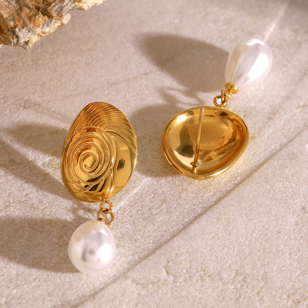 Oceanic Swirl - Gouden Zoetwaterparel Dangle Oorbellen