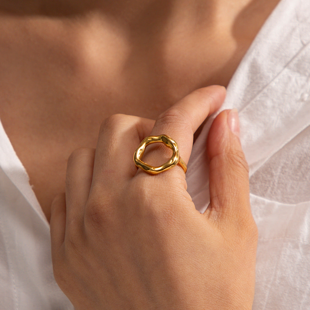 Bague en or sculptée en forme de vague