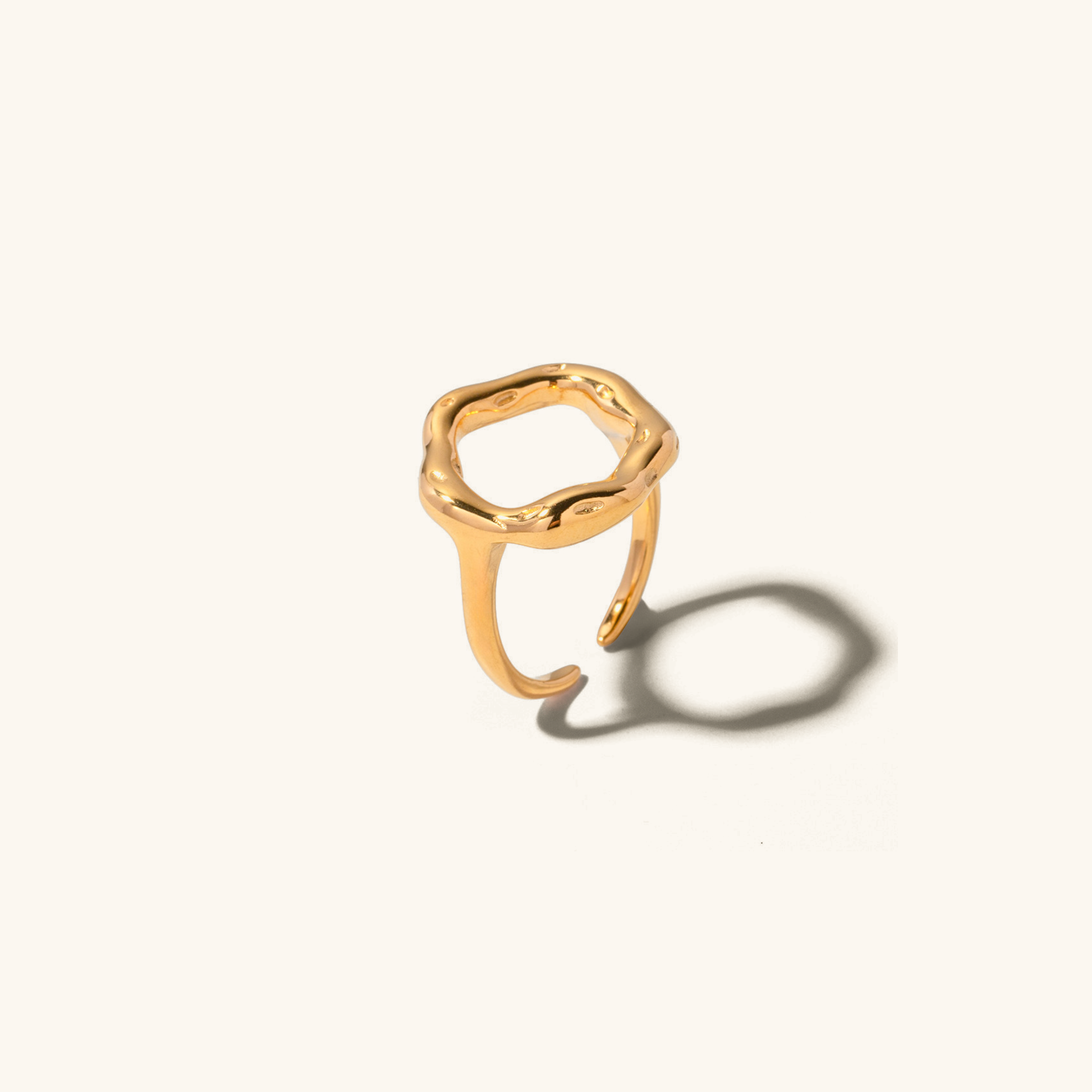 Bague en or sculptée en forme de vague