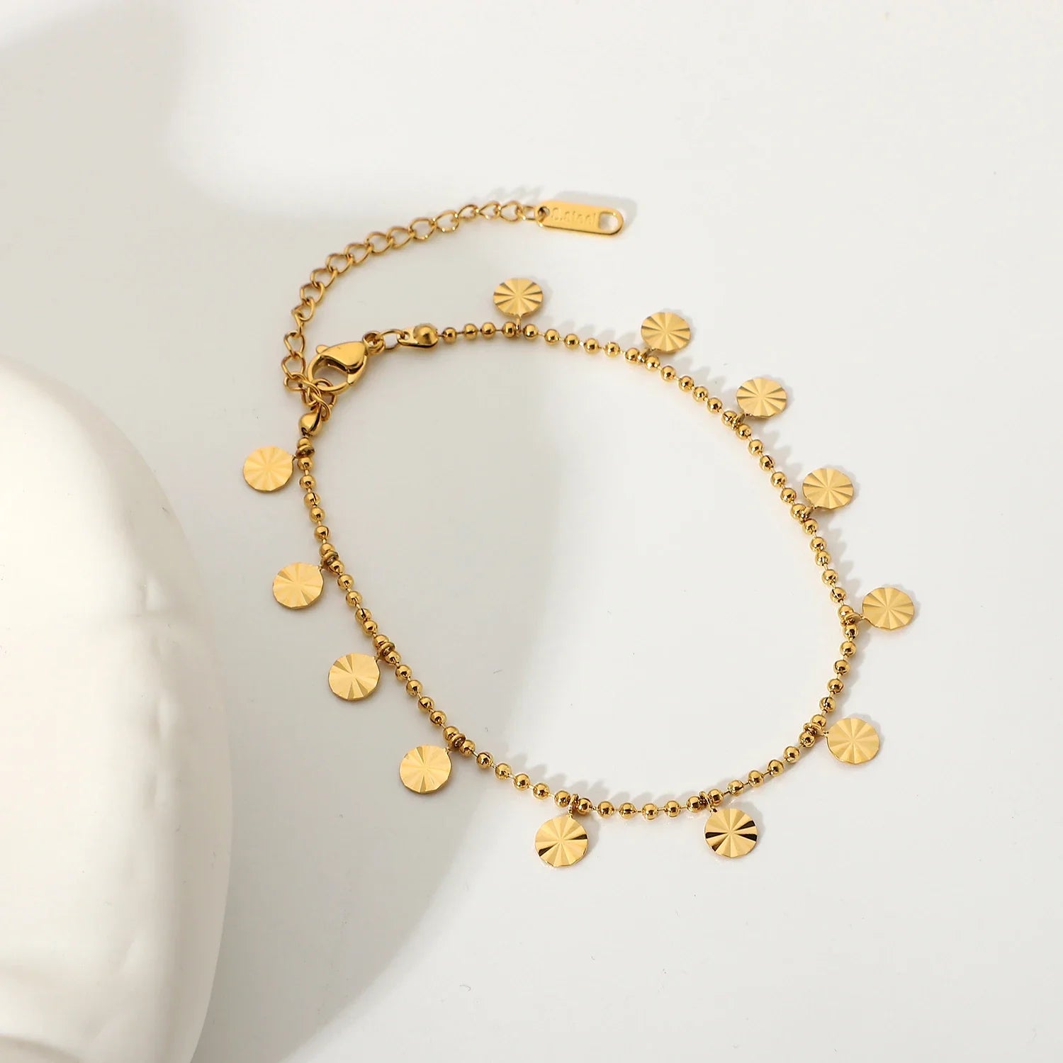 Shimmer Disc - Delicate Gold Enkelband