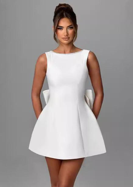 Robe Mini à Dos Nœud Bordée de Perles - Élégance Chic