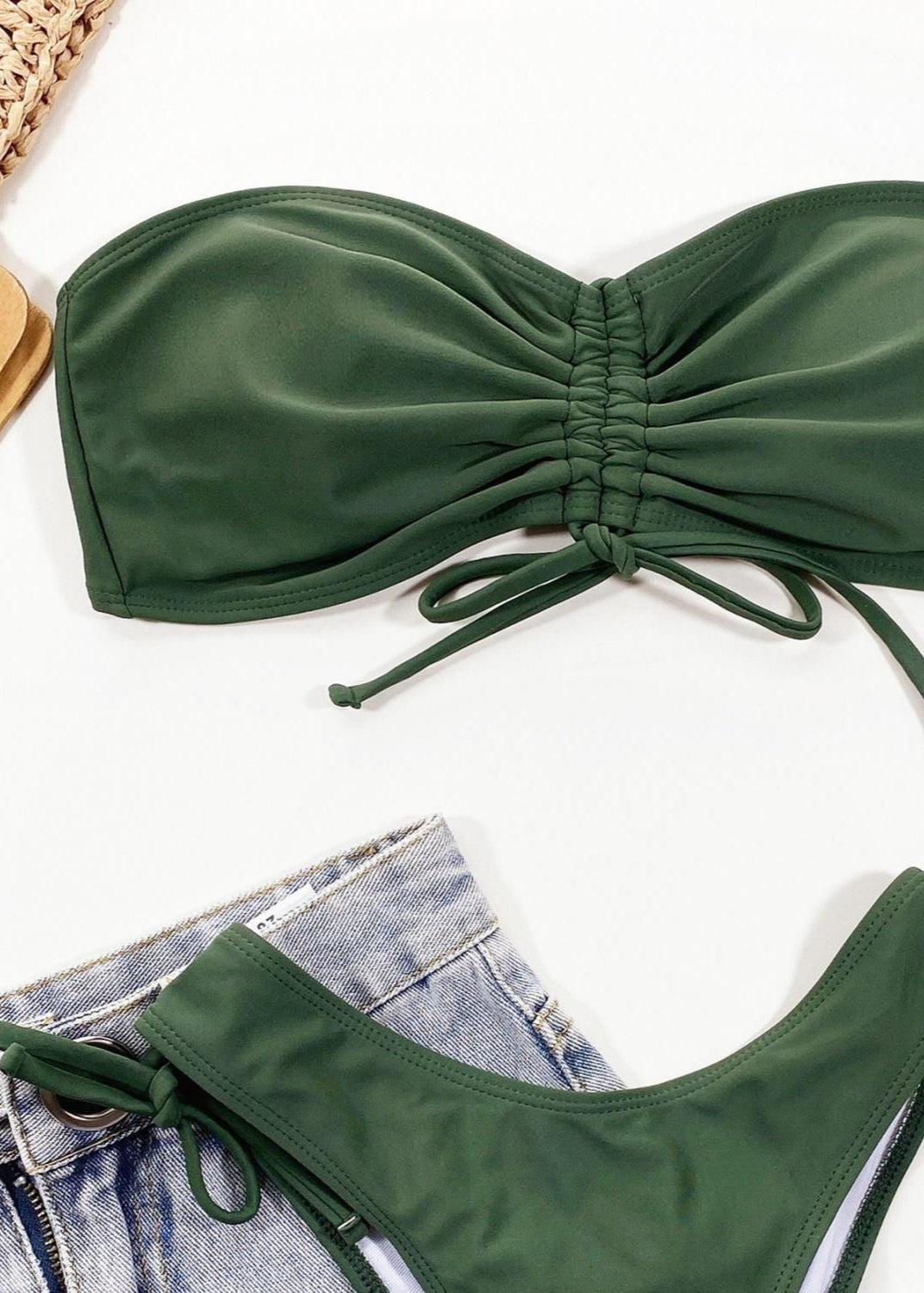 Sierra Dune - Bikini Bandeau Oliva con Parte Inferior Fruncida y Lazo