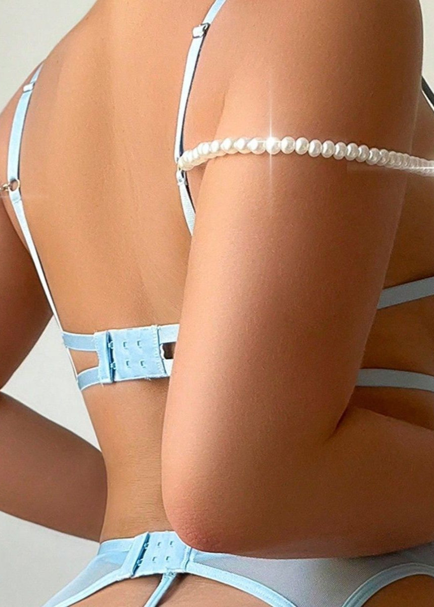 Celeste – Conjunto de lencería bordada con acentos de perla azul