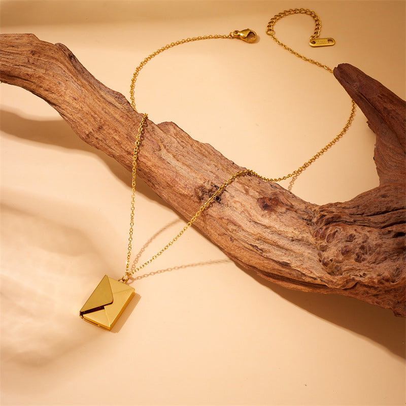 Luxe Envelop Hanger Ketting – Gouden Letters Editie