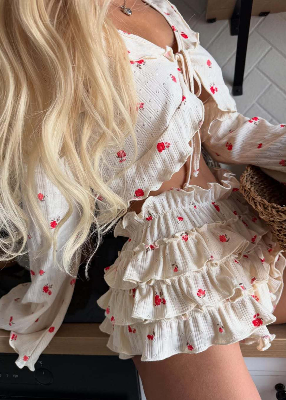 Vortice Floreale - Completo Due Pezzi con Volant e Top Corto con Laccio Frontale