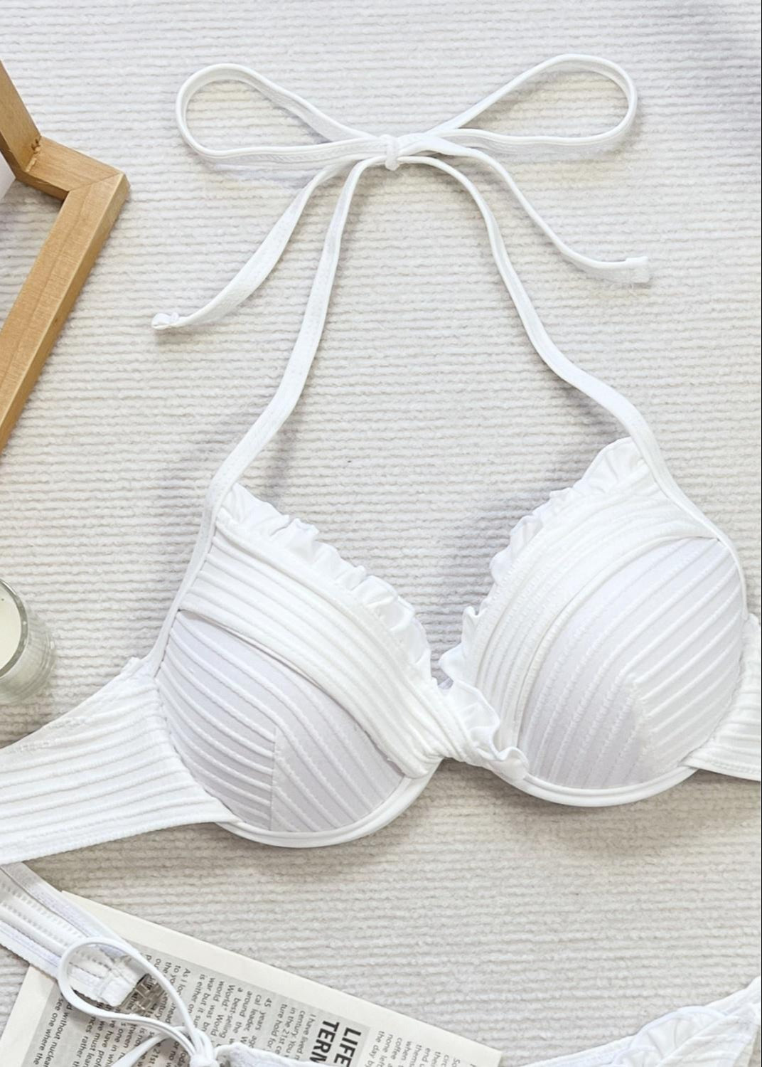 Conjunto de bikini con volantes color marfil