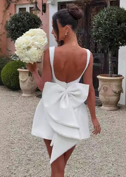 Robe Mini à Dos Nœud Bordée de Perles - Élégance Chic