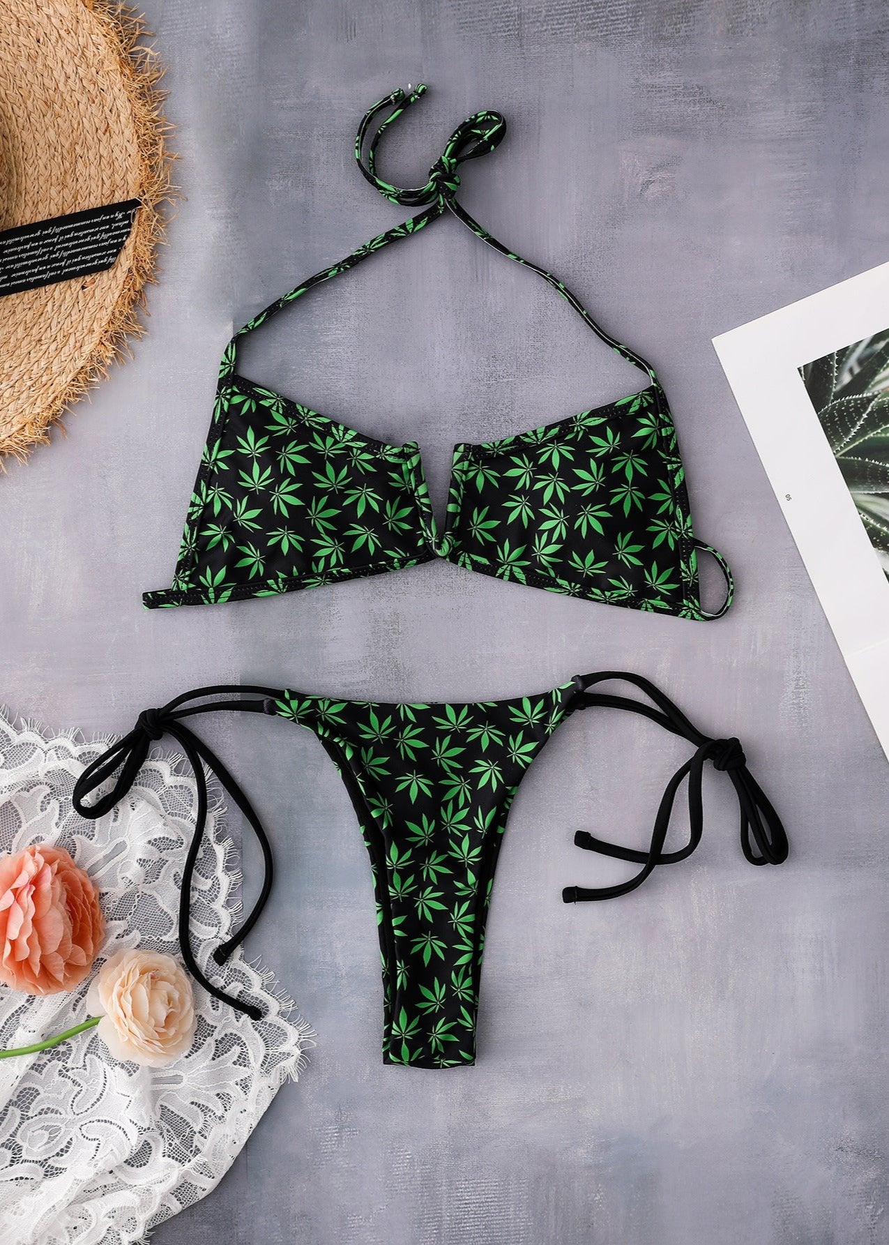 Ensemble de bikini triangle à feuilles tropicales