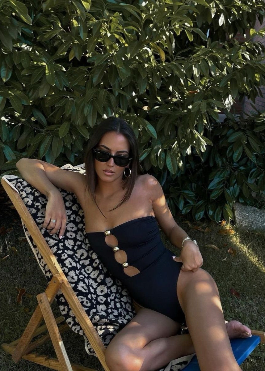 Bañador de una pieza con anillo y escote bandeau