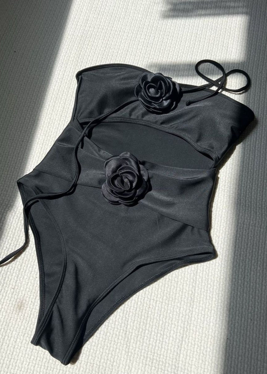 Bañador de una pieza Alora con recortes y rosetones florales
