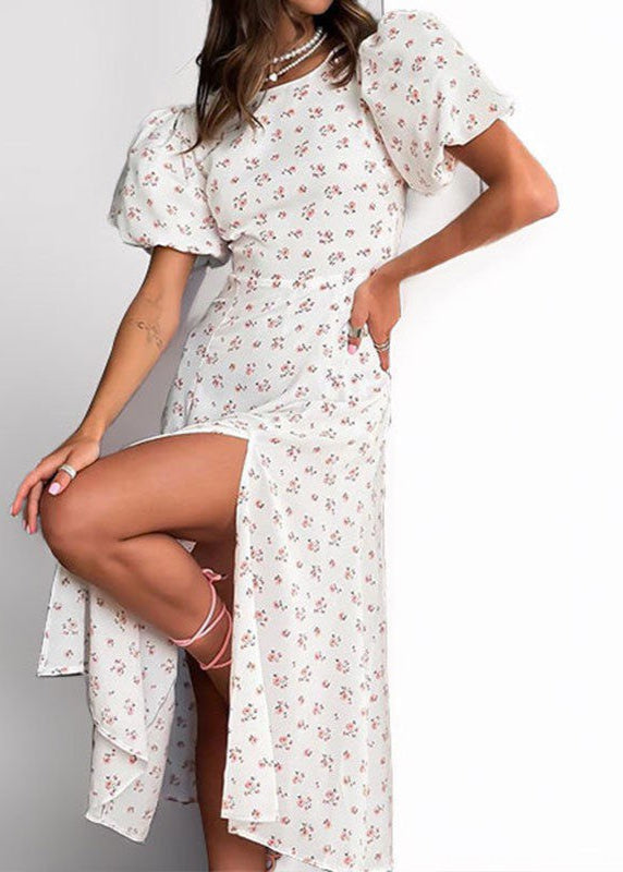 Vestido con mangas abullonadas y recortes en forma de pétalos de rubor