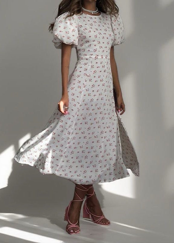 Vestido con mangas abullonadas y recortes en forma de pétalos de rubor