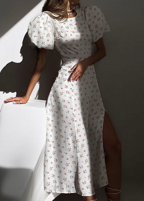 Vestido con mangas abullonadas y recortes en forma de pétalos de rubor
