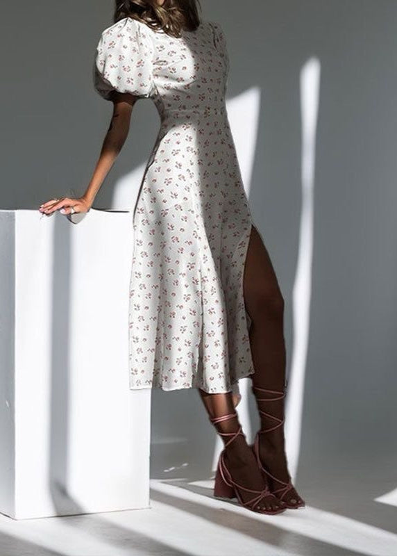 Vestido con mangas abullonadas y recortes en forma de pétalos de rubor