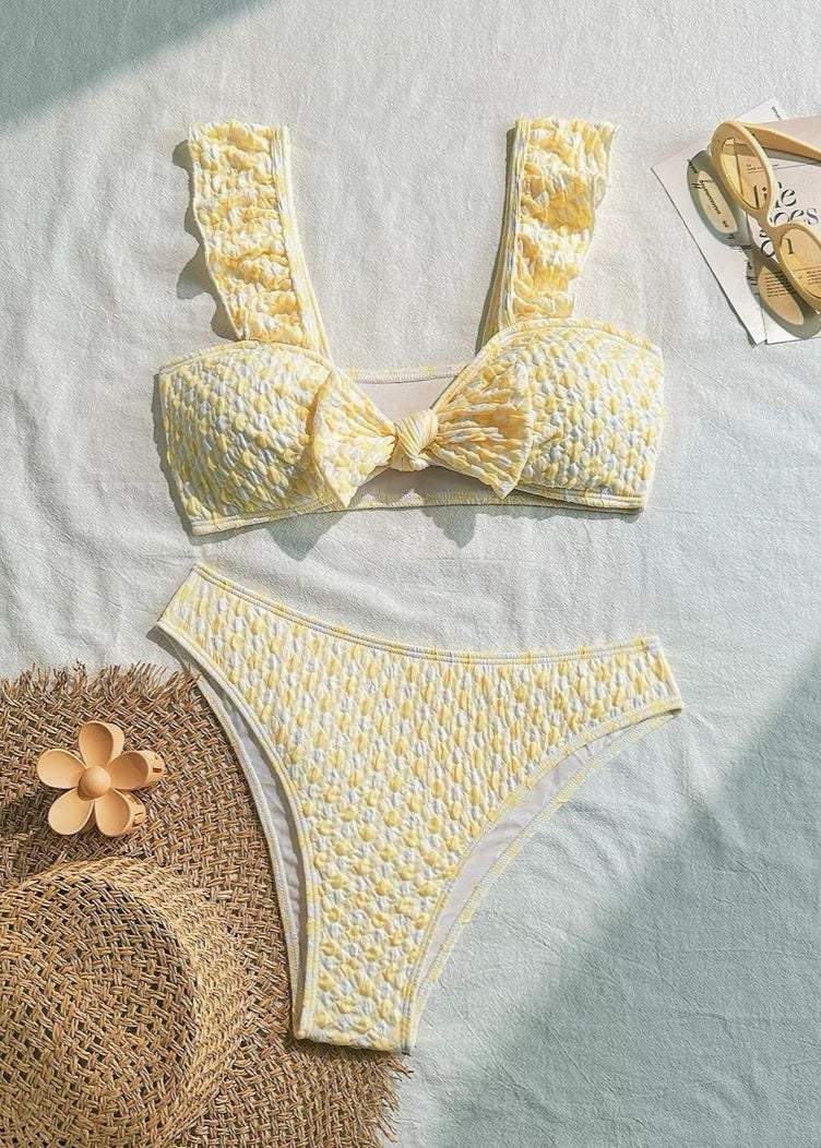 Conjunto de bikini texturizado con volantes iluminado por el sol