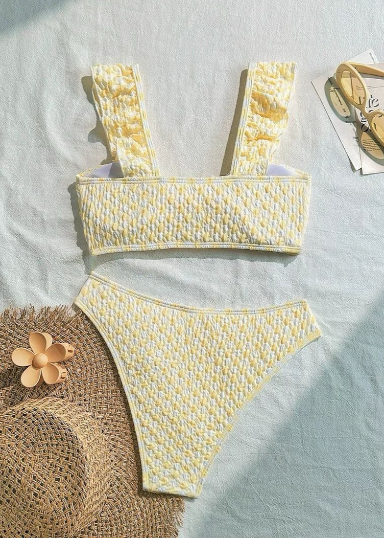 Conjunto de bikini texturizado con volantes iluminado por el sol